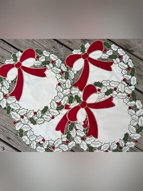 Bed Bath & Beyond Red and White Holiday Appliqué 4 placements
